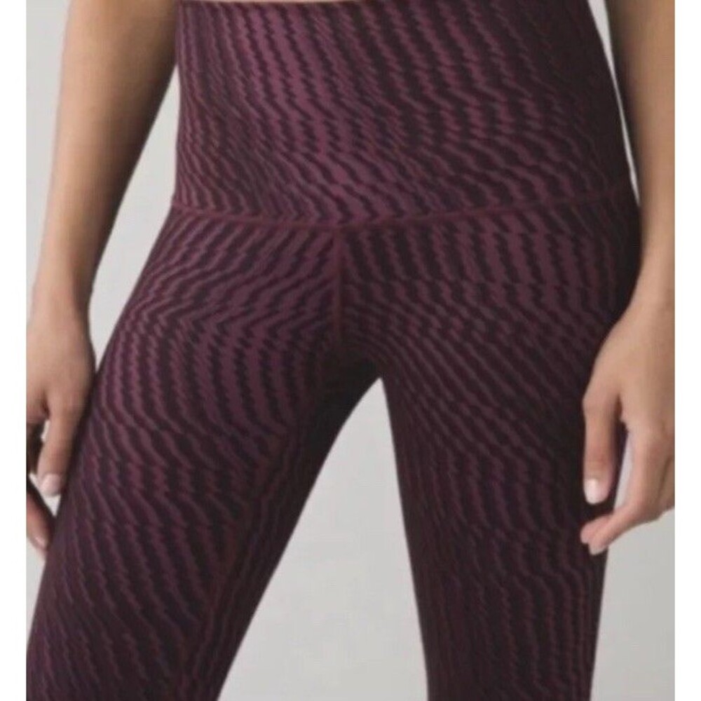 Lululemon Wunder Under Leggings Sz 4 Purple Black Zig Zag Pattern Tight EUC Pant